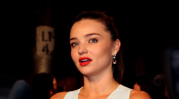 bodyguard ul modelului miranda kerr injunghiat in fata de un individ care a patruns in locuinta australiencei