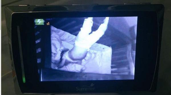 pozitia imposibila a unui bebelus cand doarme a incins imaginatia internetului