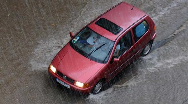 galati pompierii monteaza 2 motopompe de mare capacitate pentru evacuarea apei de pe dn 25 si reluarea traficului