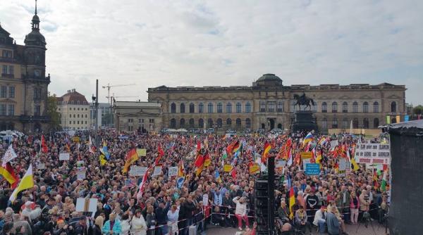 mii de sustinatori ai organizatiei antimigranti pegida participa la un mars in dresda