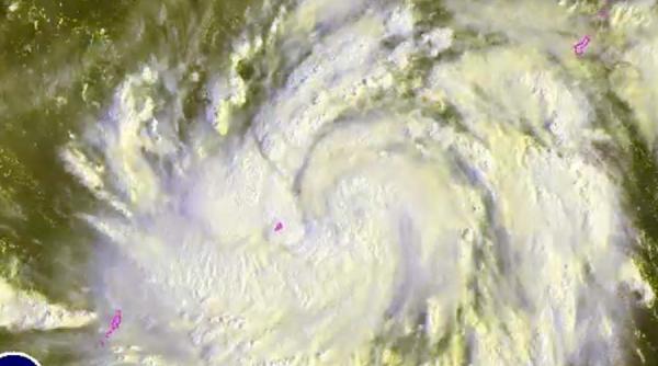 taifunul sarika in filipine peste zece mii de oameni si au parasit locuintele