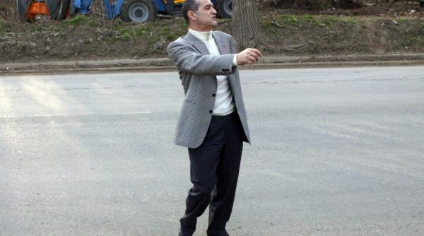 gigi becali a dus ajutoare pentru sinistratii din galati si ii ajuta sa si repare casele