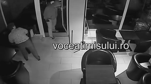 imagini socante surprinse de camera de supraveghere a unui bar din timisoara o barmanita amenintata cu arma