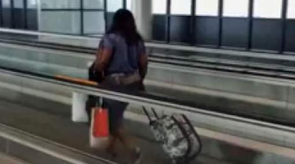 video ul in care o turista merge in contrasensul benzii rulante a ajuns viral