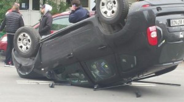 accident spectaculos in drumul taberei un sofer s a rasturnat cu masina in timp ce vorbea la telefon
