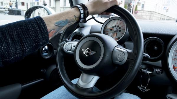 de ce unele persoane sunt stangace