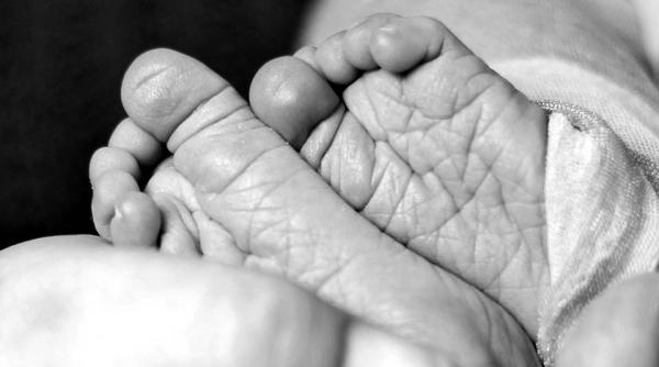 spania o femeie de 62 de ani a nascut o fetita sanatoasa