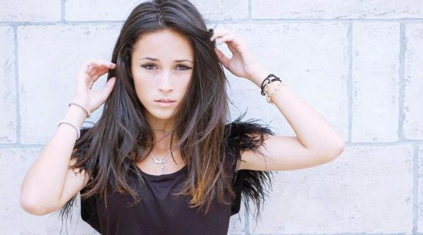 acces direct ea e noua asistenta a simonei gherghe canta de la 3 ani iar numele ei figureaza de doua ori in cartea recordurilor