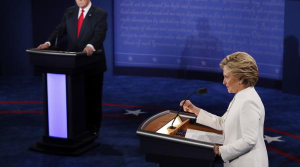 semnificatia ascunsa a vestimentatiei albe aleasa de hillary clinton pentru dezbaterea cu donald trump