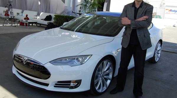 toate masinile tesla vor fi dotate cu sisteme de pilotare autonoma promite elon musk