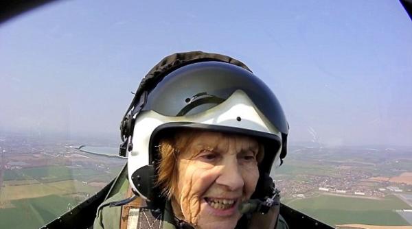 video la 92 de ani un pilot femeie veteran din cel de al doilea razboi mondial a pilotat din nou dupa 70 de ani