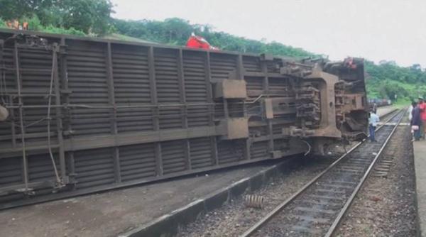 accident teribil feroviar cel putin 55 de persoane au murit iar alte aproape 600 au fost ranite in urma deraierii unui tren de calatori
