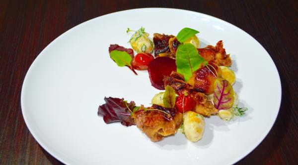 friptura din pulpa de miel cu salata de cartofi cu tarhon si carpaccio de sfecla rosie