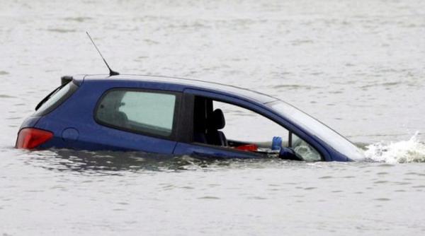accident o masina a plonjat in olt doua femei au fost salvate cu barca de pompieri