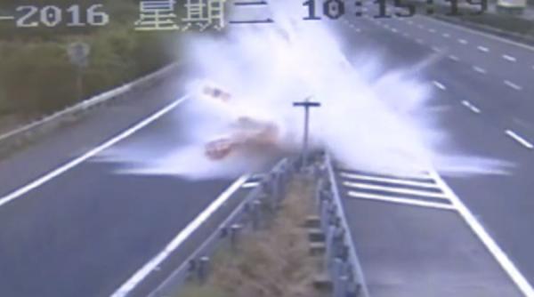 video accident inspaimantator surprins de o camera de supraveghere pe o autostrada din china