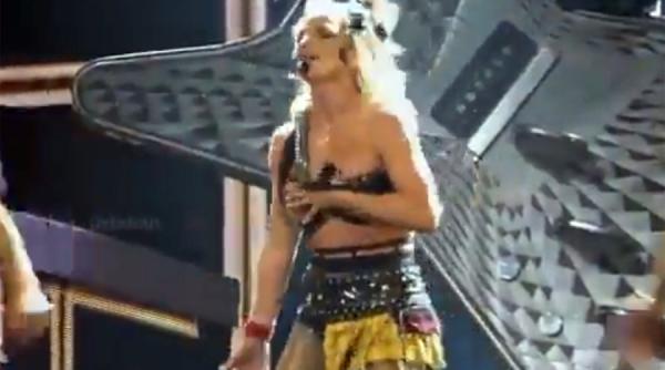 video lui britney spears i s a desfacut sutienul in plin concert in las vegas
