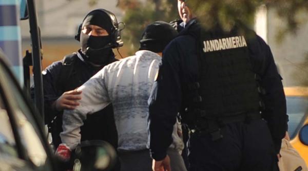 iasi a fost batut si stropit cu tuica de 4 indivizi care au vrut sa i dea foc insa bautura nu s a aprins