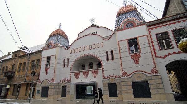 tencuiala cazuta acoperis prin care ploua si igrasie la teatrul de arta deva