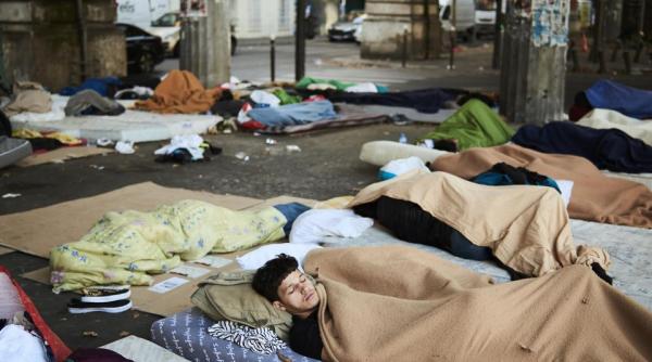 jungla de la calais a fost desfiintata o parte din migrantii evacuati dorm acum pe strazile din paris