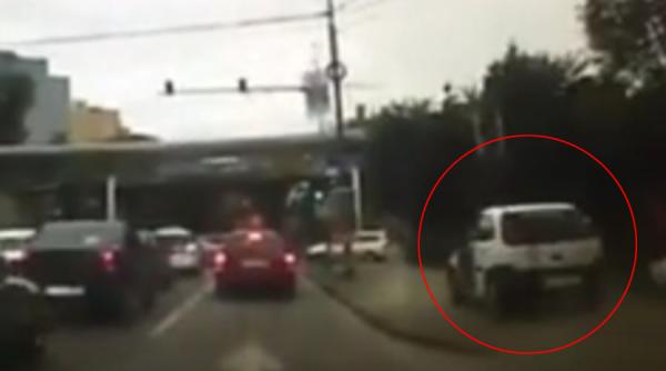 video timisoara un sofer nerabdator a urcat pe trotuar unde a condus cu viteza