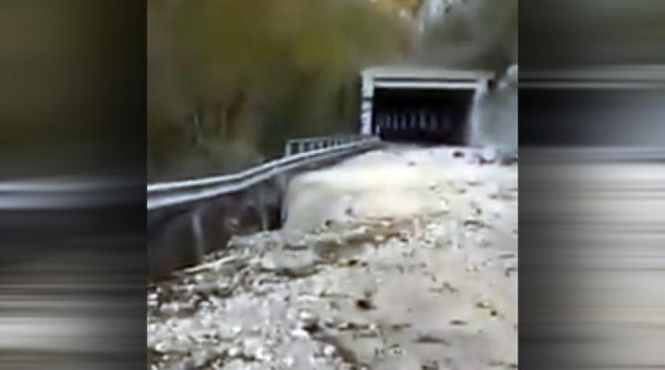 video italia o alunecare de teren provocata de cutremurul de duminica a provocat inundarea unei sosele