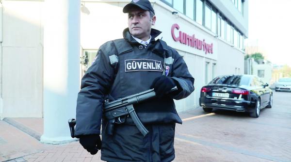 jurnalistii de la un ziar central de opozitie retinuti de politia lui erdogan