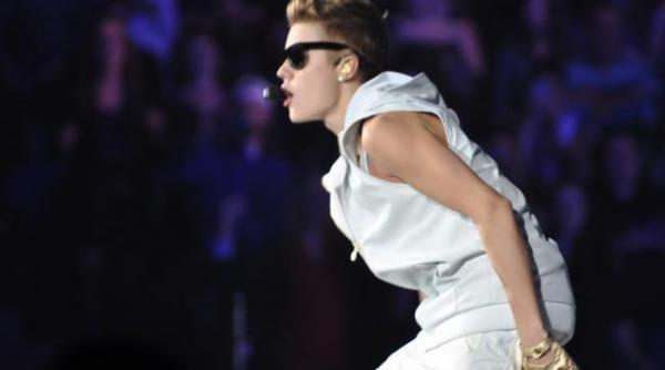 justin bieber a parasit brusc scena in timpul unui concert nu pretind ca sunt perfect nu sunt un robot