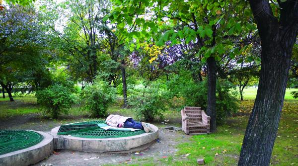 oameni ai strazi in lupta pentru un adapost la puscarie