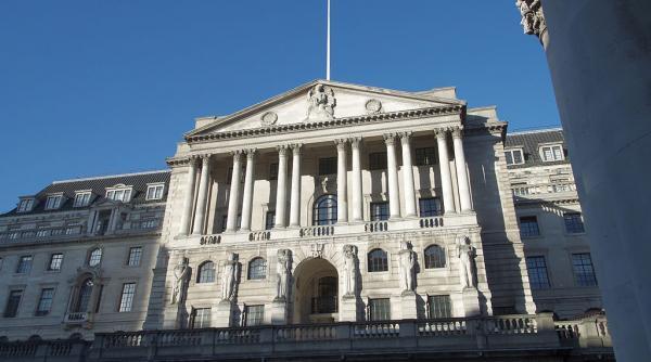 banca angliei renunta la reducerea dobanzii dupa ce votul in favoarea brexitului a dus la deprecierea lirei sterline