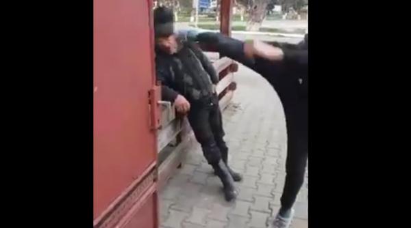 video imaginile care au starnit revolta pe internet un batran este lovit in cap de un tanar