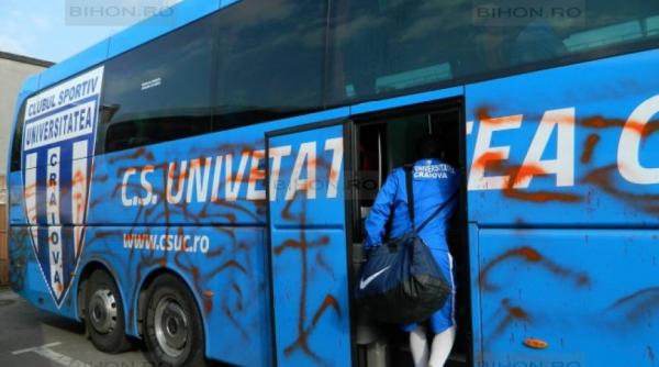 autocarul echipei de fotbal universitatea craiova atacat de suporteri