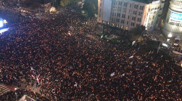 mii de politisti pe strazile din seul in timpul unei manifestatii impotriva presedintelui