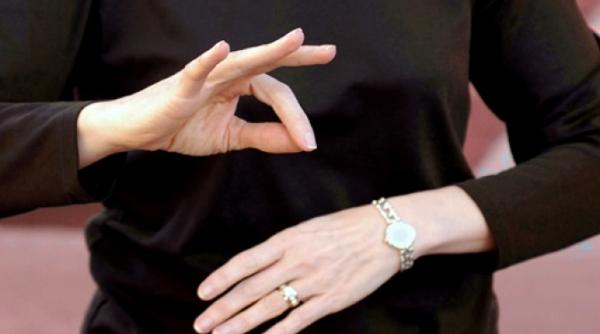 caz revoltator la casa nationala de pensii o femeie a pierdut indemnizatia pentru ca e surdo muta si n a auzit cand a fost strigata