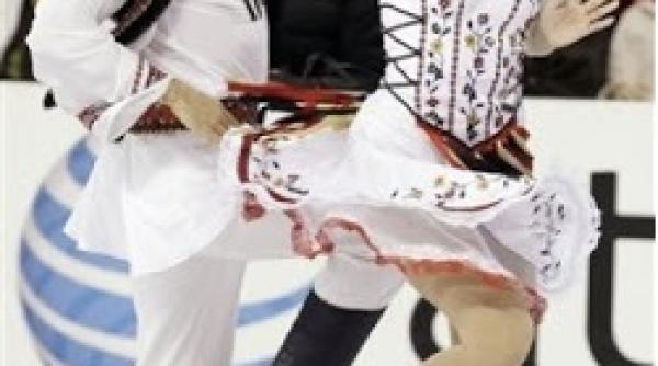 cel mai frumos dans pe gheata in costume populare romanesti pe acordurile ciocarliei video