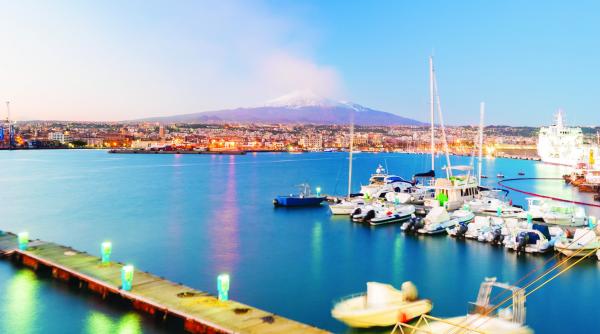 destinatia saptamanii catania orasul dominat de un impozant vulcan