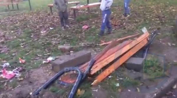 satu mare un hot neindemanatic a distrus un loc de joaca