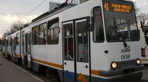 un nou accident pe linia tramvaiului 41 o masina a intrat intr un vagon si a blocat traficul