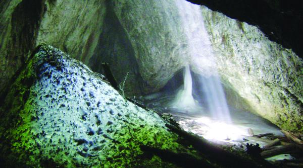 unic pe plaiuri mioritice pestera focul viu