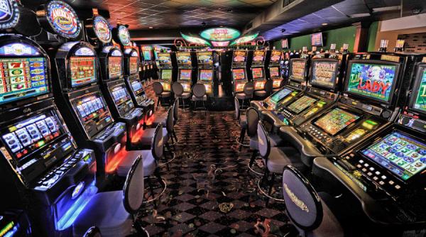 opt suspecti retinuti si 14 sub control judiciar in urma perchezitiilor la evazionistii din jocurile de noroc