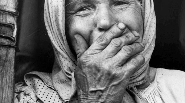 superstitii populare femeia pocita la gura