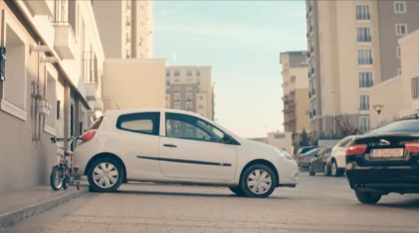 si a omorat matusa in timp ce parca masina
