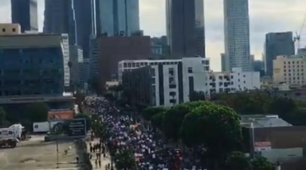 100 de mii de oameni protesteaza in los angeles