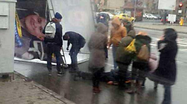 iasi un panou publicitar smuls de vant a ranit un trecator