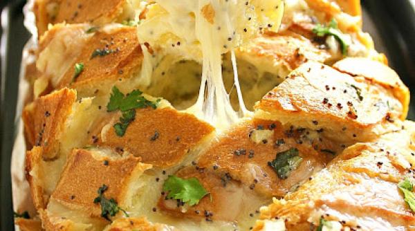 reteta zilei paine umpluta cu mozarella si usturoi