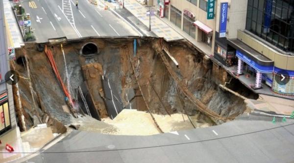 video japonezii au astupat in doar o saptamana groapa gigantica aparuta subit intr o intersectie din fukuoka