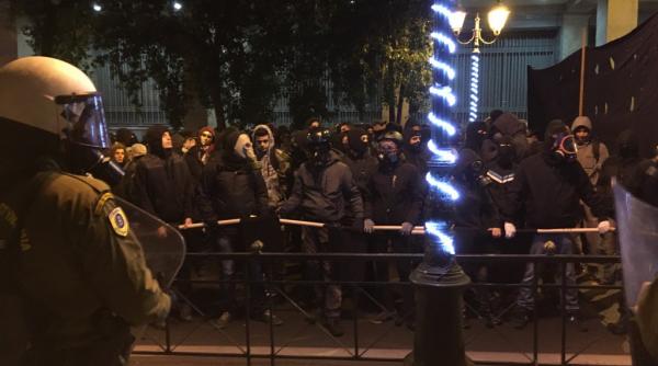 video protest la atena impotriva vizitei lui obama politia a folosit gaze lacrimogene impotriva manifestantilor