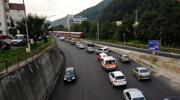 info trafic circulatia pe dn1 la iesirea din sinaia spre comarnic se desfasoara pe un singur fir