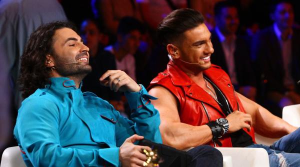 pepe inventeaza povesti si se joaca acasa cu fetitele sale de a next star