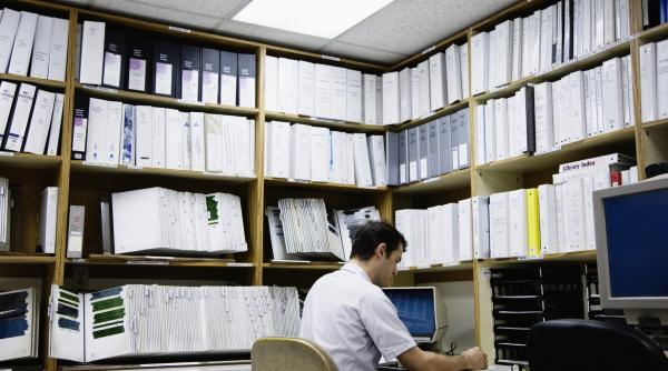 bugetarii din ministere castiga peste 3 200 de lei