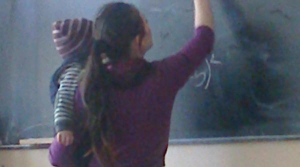 eleva care vine cu bebelusul sau la scoala